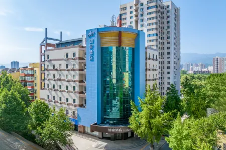 Homeinn.neo ( Kaiyuan Mall ,nearBaoji Railway Station) Отели рядом с достопримечательностью «Baoji University of Arts and Sciences»