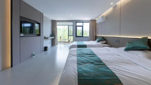 Longhushan Moker Hotel