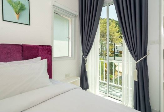 Tropical Oasis Aoyon Beach House의 평화로운 정원