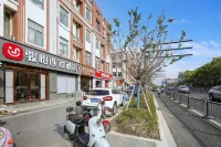 Junyi Hotel(Lujia Town Tongjing Road store) Отели рядом со станцией Huaqiao жд вокзал
