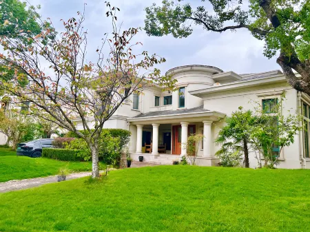 Hi Time Holiday Villa (Shanghai Lushan Tianma Golf Store) Отели рядом с достопримечательностью «Sanyuan Palace (in Guangfulin Site)»