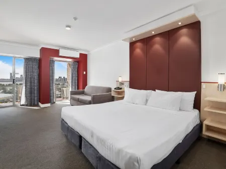 Metro Hotel Perth Отели рядом с достопримечательностью «Applecross Art»