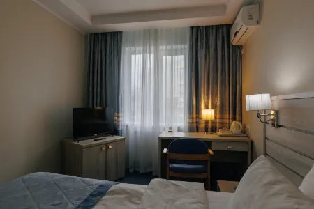 Экватор Отели рядом с достопримечательностью «выстрелка о времени»