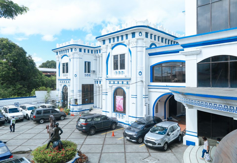 RedDoorz Plus @ Castle Chateau Iloilo
