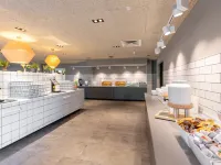 a&o Berlin Kolumbus Отели рядом с достопримечательностью «Ледовая арена Wellblechpalast»