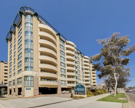 อดินา เซอร์วิสอพาร์ทเมนท์ แคนเบอร์รา เจมส์คอร์ท โรงแรมในBraddon