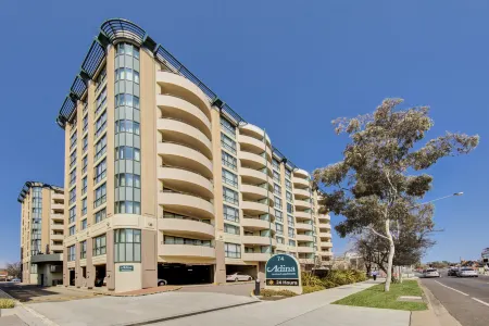 Adina Serviced Apartments Canberra James Court Отели рядом с достопримечательностью «Australian Academy of Science»