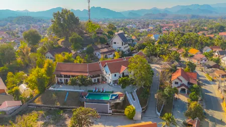 YiHao Resort Hotel Отели рядом с достопримечательностью «Wat That Luang»