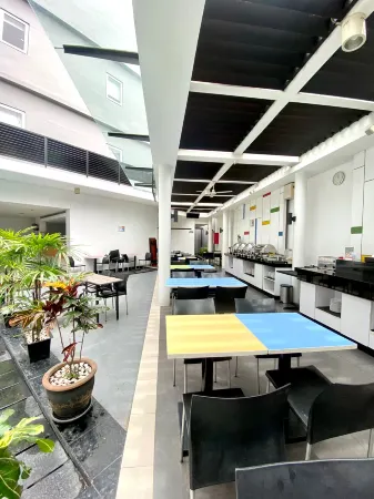 Amaris Hotel Cimanuk Bandung Отели рядом с достопримечательностью «Musholla Gasibu Bandung»