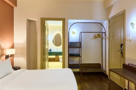 Kin Hotel Ly Tu Trong Отели рядом с достопримечательностью «Hutech University of Technology»