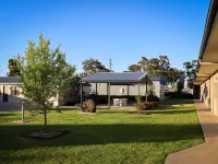 Eastend Studio Apartments Hotel dekat Dubbo Observatory