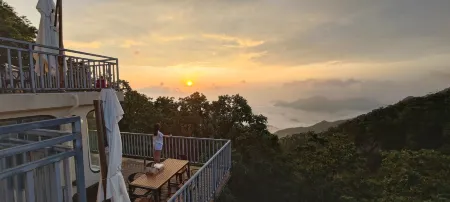 Cliff house Отели рядом с достопримечательностью «Jinding Taoist Temples»