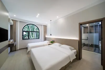 Holiday Inn  Ouya Hotels in Exceptional Garden