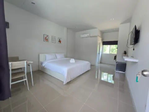 Wae Phak Stay Hostel@Khok Kloi Hotels near Sarasin Bridge