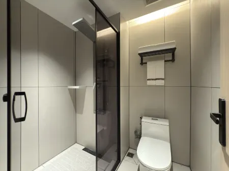 Holiday Inn Roman Отели рядом с достопримечательностью «Longhaitian Island»