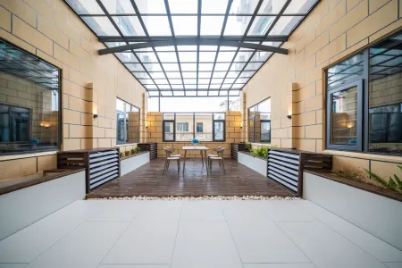 Yingge · Smart | SEADESIGNER · VIEW Urban Designer Boutique Hotel (Convention and Exhibition Center) Отели рядом с достопримечательностью «Weining Wusa Gymnasium»