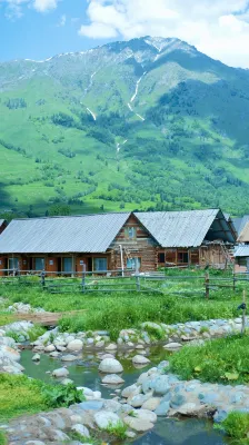 INWARD PEAK·Designer Holiday Homestay (Hemu Scenic Area Branch) 禾木星空キャンプ周辺のホテル