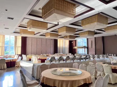 Film and Television Base Service Center Отели в г. Инань