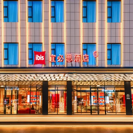 Ibis Hotel (Ge'ermu Bayi Middle Road Kunlun Square Branch)