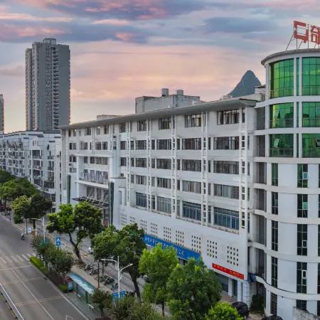 Qiyu Xingcheng Hotel (Hezhou Avenue Ailian Lake Park)