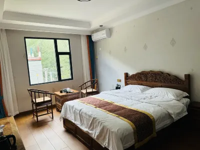 柏嶺雕民宿 Hotels near Huluhai Lake