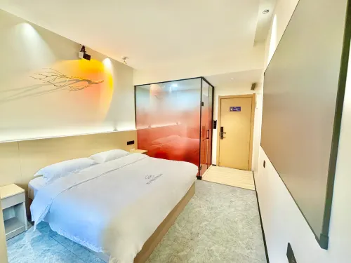 Aijia Enjoy Smart Cinema Design Hotel (Yingtan Railway Station Kaixiang New World)