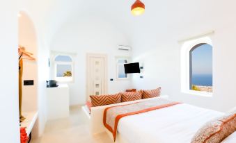 Luna Santorini Suites