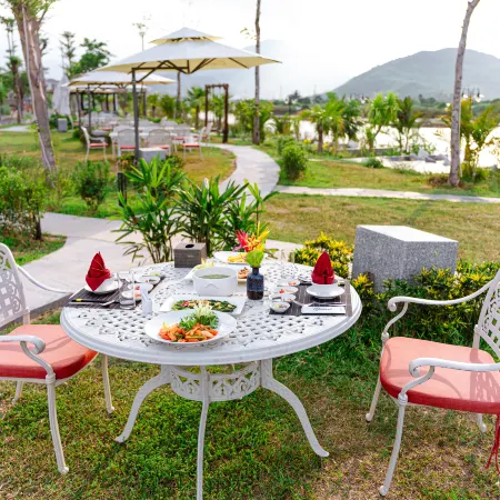 Cami Riverside Resort Da Nang Отели рядом с достопримечательностью «Пляж Nam O»