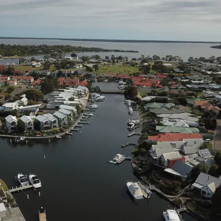 Captains Cove 1st Floor Spa Luxury Apartments - Free Netflix