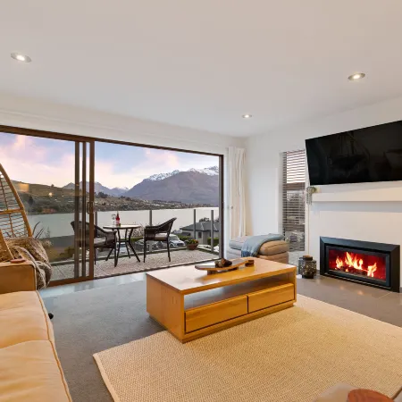 Lake Views on De La Mare Place, 3 BDR, Free Wi-Fi