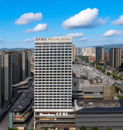 Atour Hotel, Wuyue Plaza, Yibin Отели рядом с достопримечательностью «Yibin University»