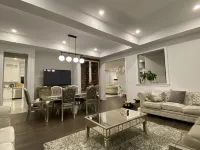 Modern. Bright. Brand New central North York home โรงแรมในโตรอนโต