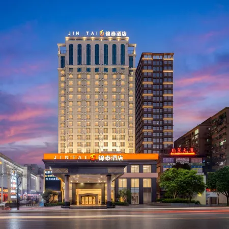 Jin Tai Hotel (Changping Tianhong Shopping Mall) Отели рядом с достопримечательностью «Железнодорожная станция Чанпин»