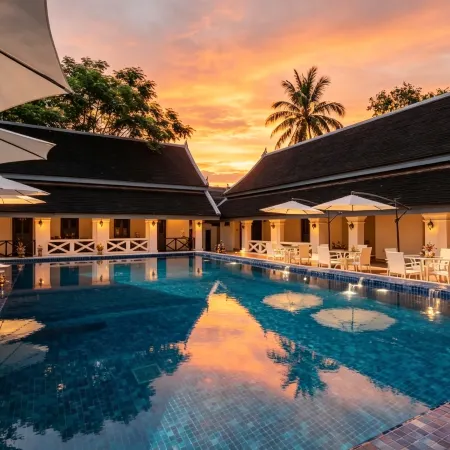 Jing Land Palace Hotel (Phousi Mountain Sunset Viewpoint &Downtown Mekong Riverside Hotel) Отели рядом с достопримечательностью «Ват Ахам»