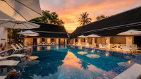 Jing Land Palace Hotel (Phousi Mountain Sunset Viewpoint &Downtown Mekong Riverside Hotel) - Pools