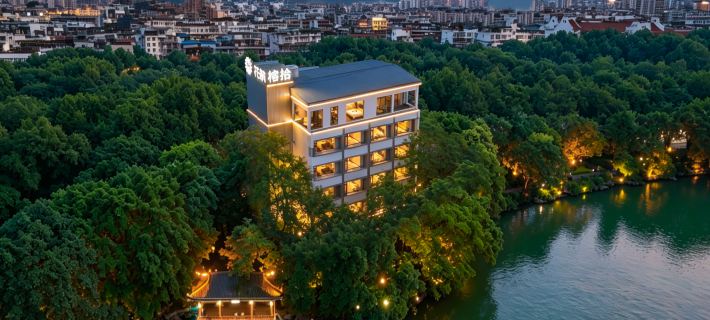 Floral Hotel · RongShi Hotel(Guilin Elephant Trunk Hill Two Rivers and Four Lakes Hotel) Hotel a Guilin