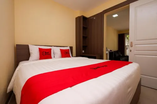 RedDoorz Plus Near Paragon Mall Semarang - Pensions