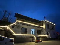 Shengxuan Sundar · Sea-Star Chasing | Isle Light Healing Island Retreat (Zhangzi Island) - vue sur la montagne