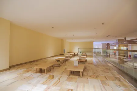 Four Seasons Hot Spring Hotel (Da'an Nenjiangwan Wetland Park High-speed Railway Station)