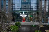 ReMAX熱麥電競飯店（鎮海區政府銀泰店） 镇海区附近的飯店