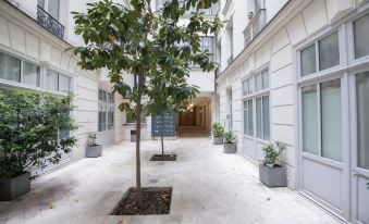 Champs Elysees Charming (2 Bedrooms and 1 Living Room)