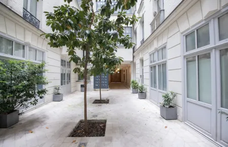 Champs Elysees Charming (2 Bedrooms and 1 Living Room)