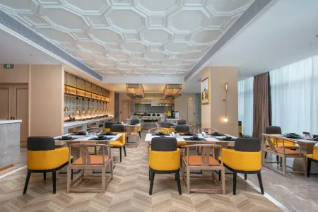 Chengdu Vienna International Hotel ( Shuangliu Airport Terminal Beijing Hualian Branch) Отели рядом с достопримечательностью «Southwest Minzu University (Southwest Airport Economic Development Zone Campus)»