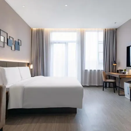 Homeinn Plus Hotel (Zhenjiang Railway Station Wanda Plaza)