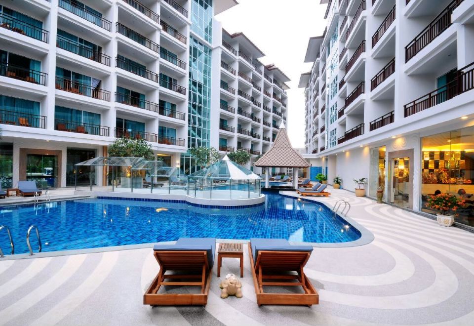 크리스탈 팰리스 럭셔리 호텔 수영장