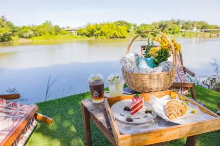 The Antique Riverside Resort Отели рядом с достопримечательностью «Khao Takong Park Bureau of Monks»