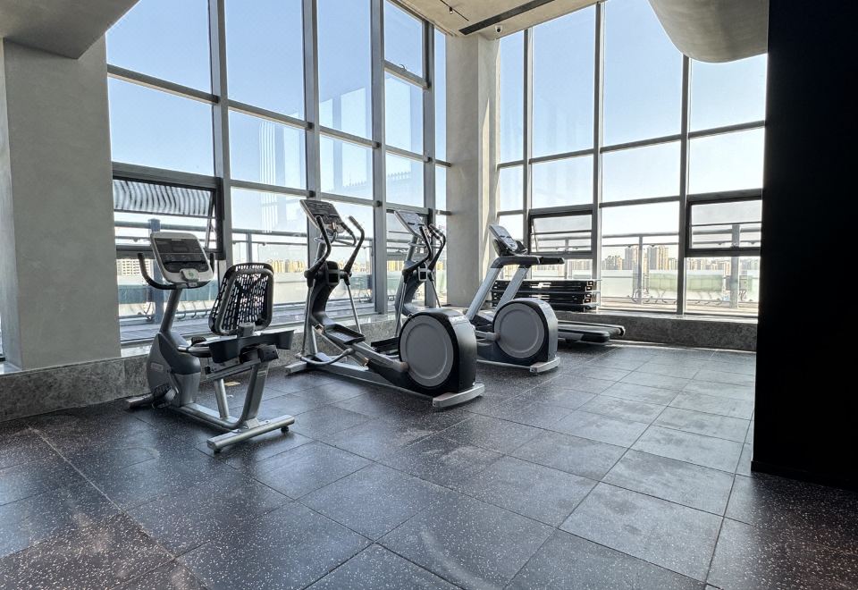 Novotel 리빙 윈난 디안치 타임스의 모던한 객실 또는 로비 인테리어