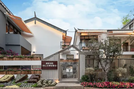 Floral Lux Hotel · living in another courtyard (Lijiang ancient city light luxury store) Отели рядом с достопримечательностью «Lijiangban Mountain Hot Spring»