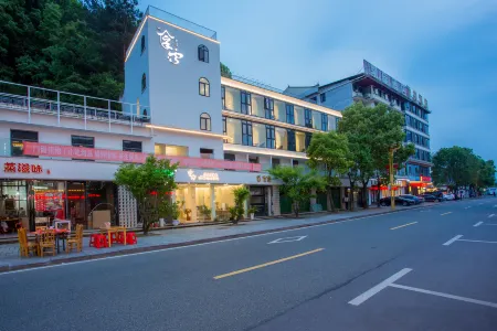 Yichang Nayun Homestay (Three Gorges Dam Tourist Area) Отели рядом с достопримечательностью «Interception Memorial Garden»