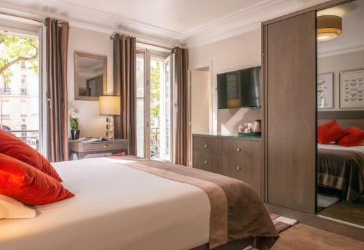 개선문 전망이 보이는 객실 내부